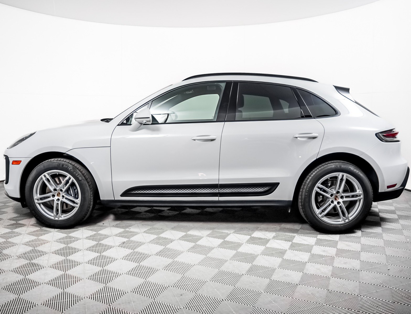 Certified 2026 Porsche Macan AWD/4WD image 2