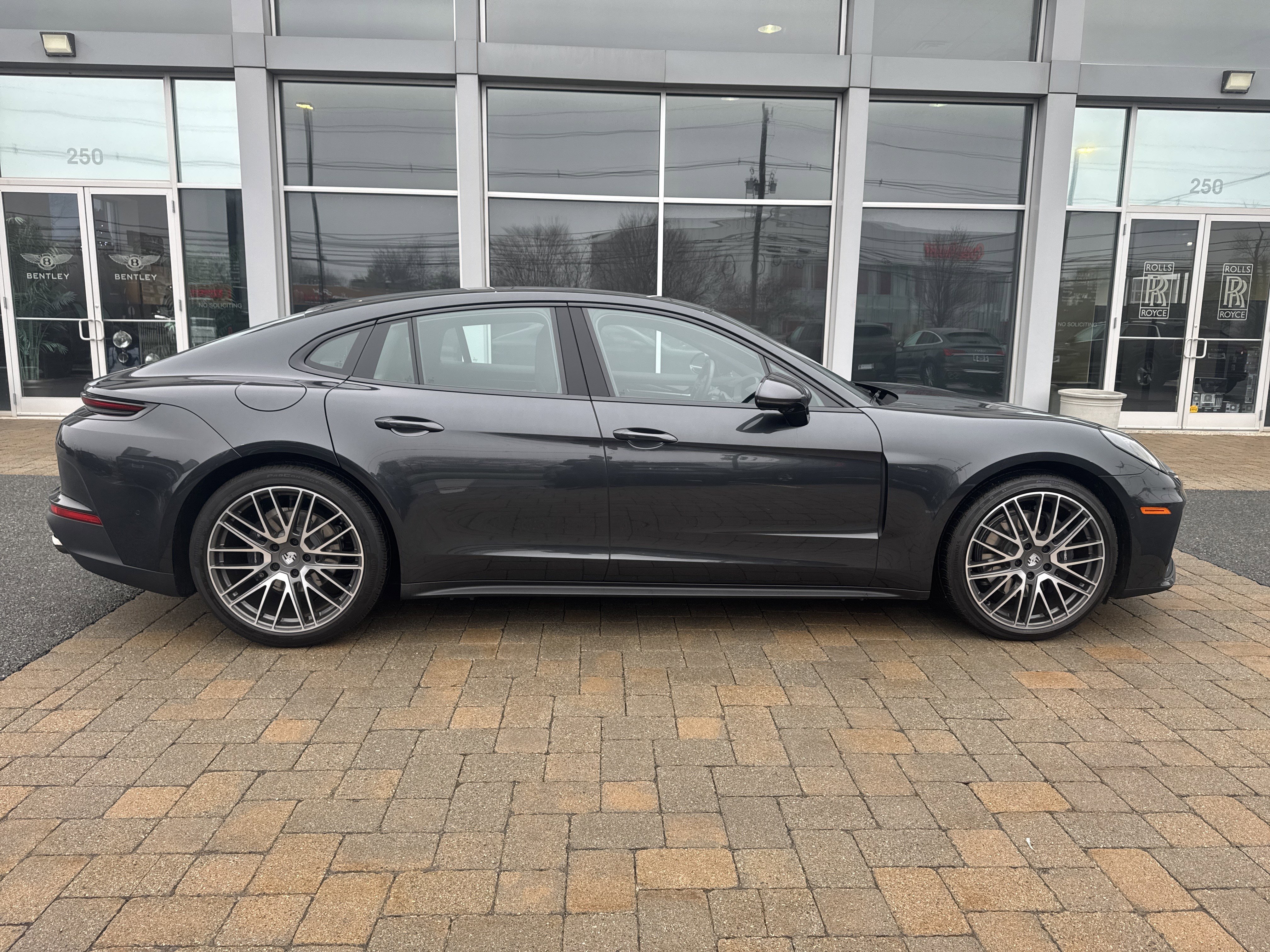 Used 2024 Porsche Panamera image 10
