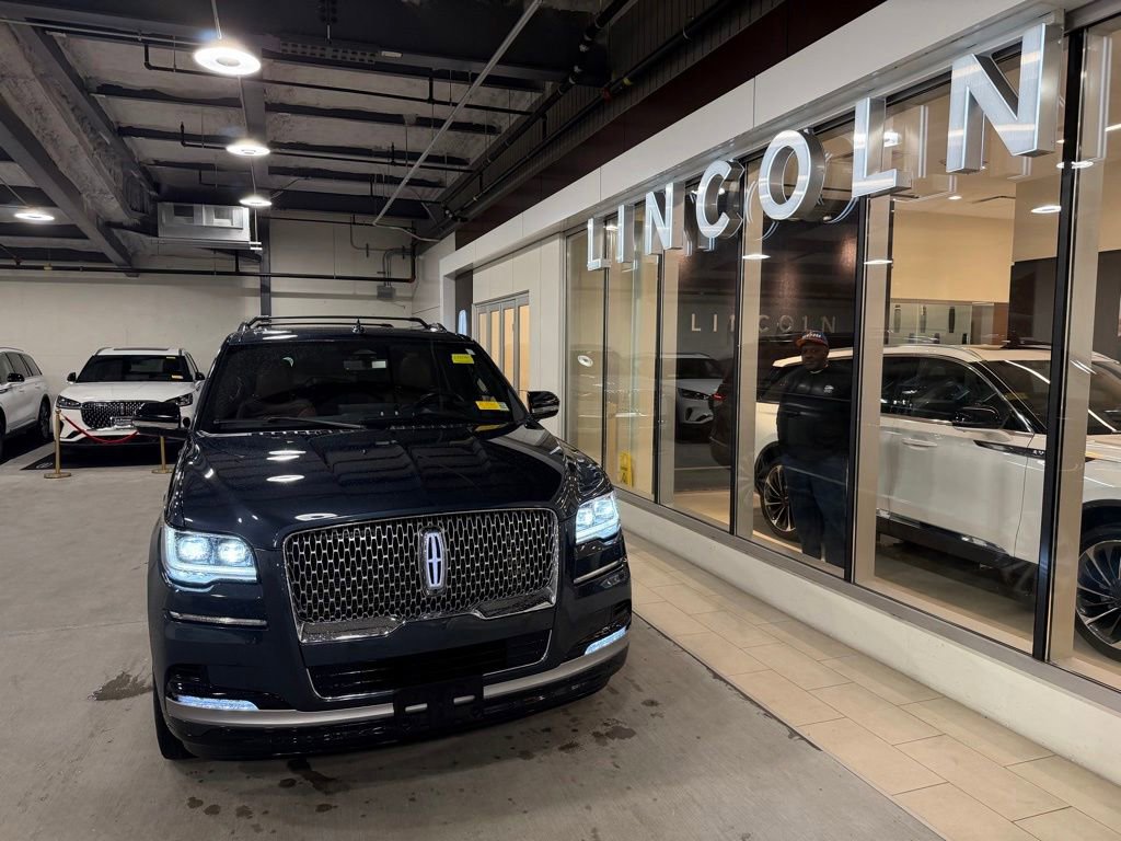 Used 2022 Lincoln Navigator L Reserve AWD/4WD image 2