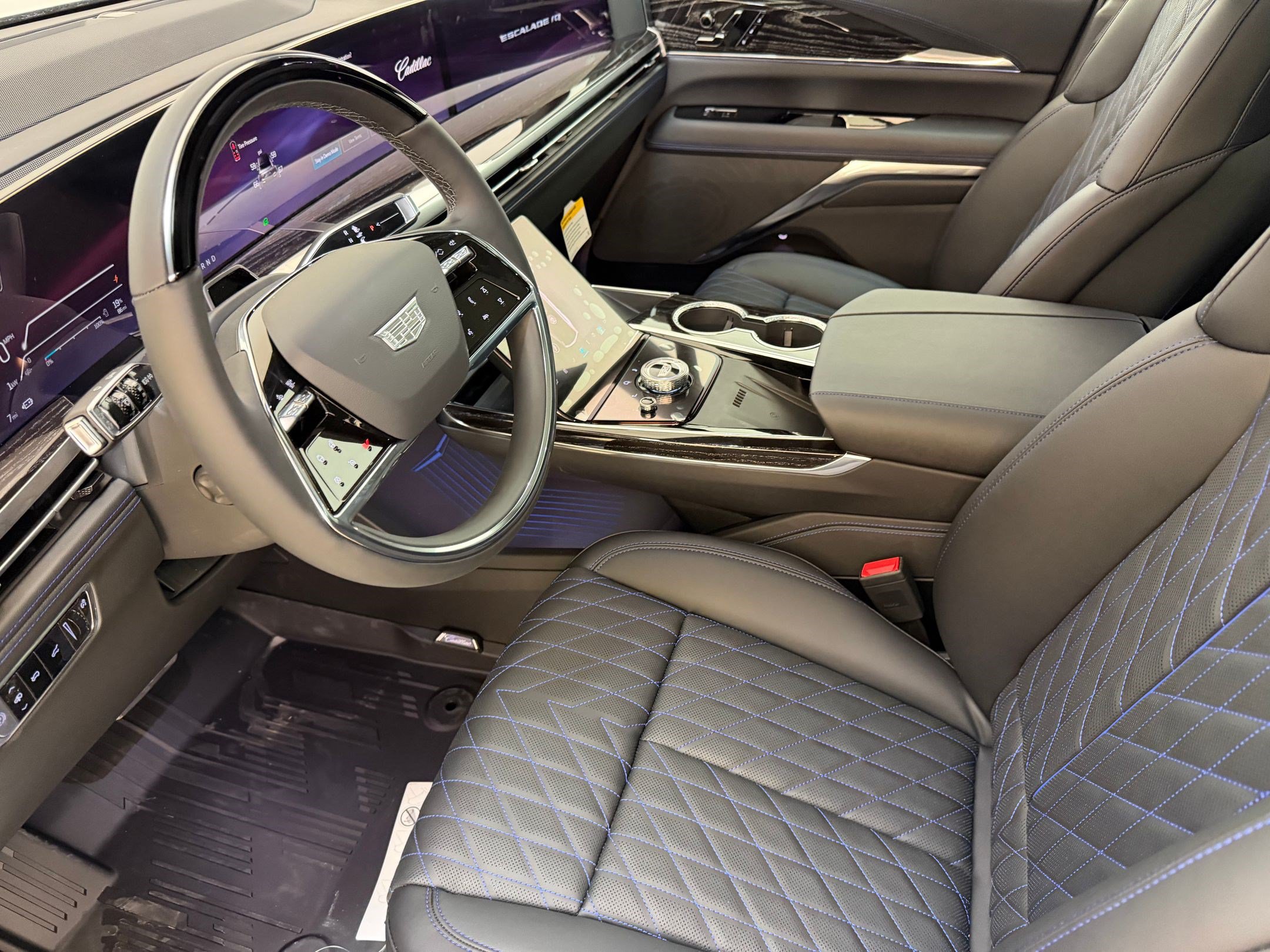 New 2026 Cadillac Escalade IQ Luxury 1 w/ LPO, Floor Liner Package AWD/4WD image 4