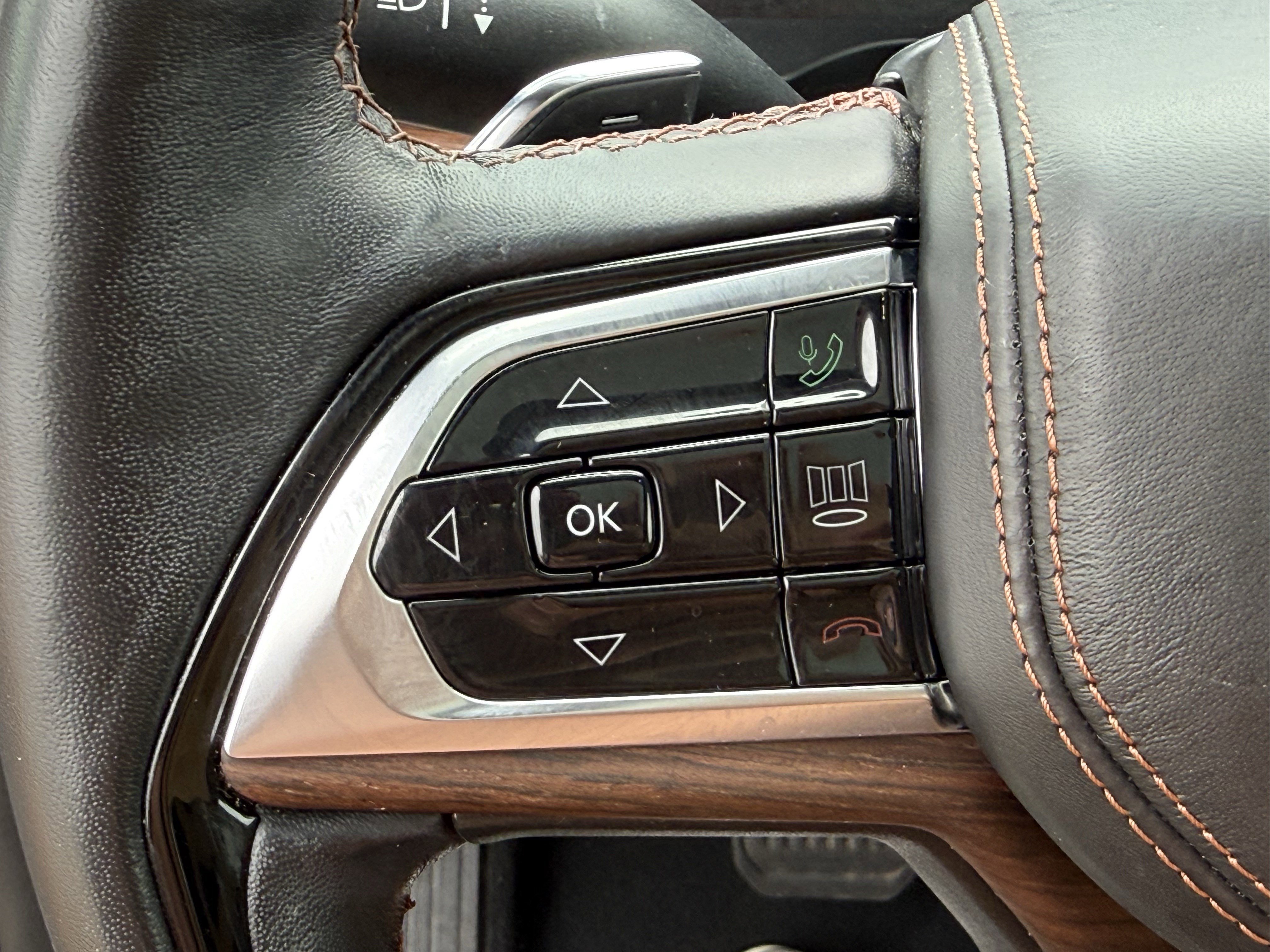 Used 2022 Jeep Grand Cherokee Summit w/ Luxury Tech Group V image 16