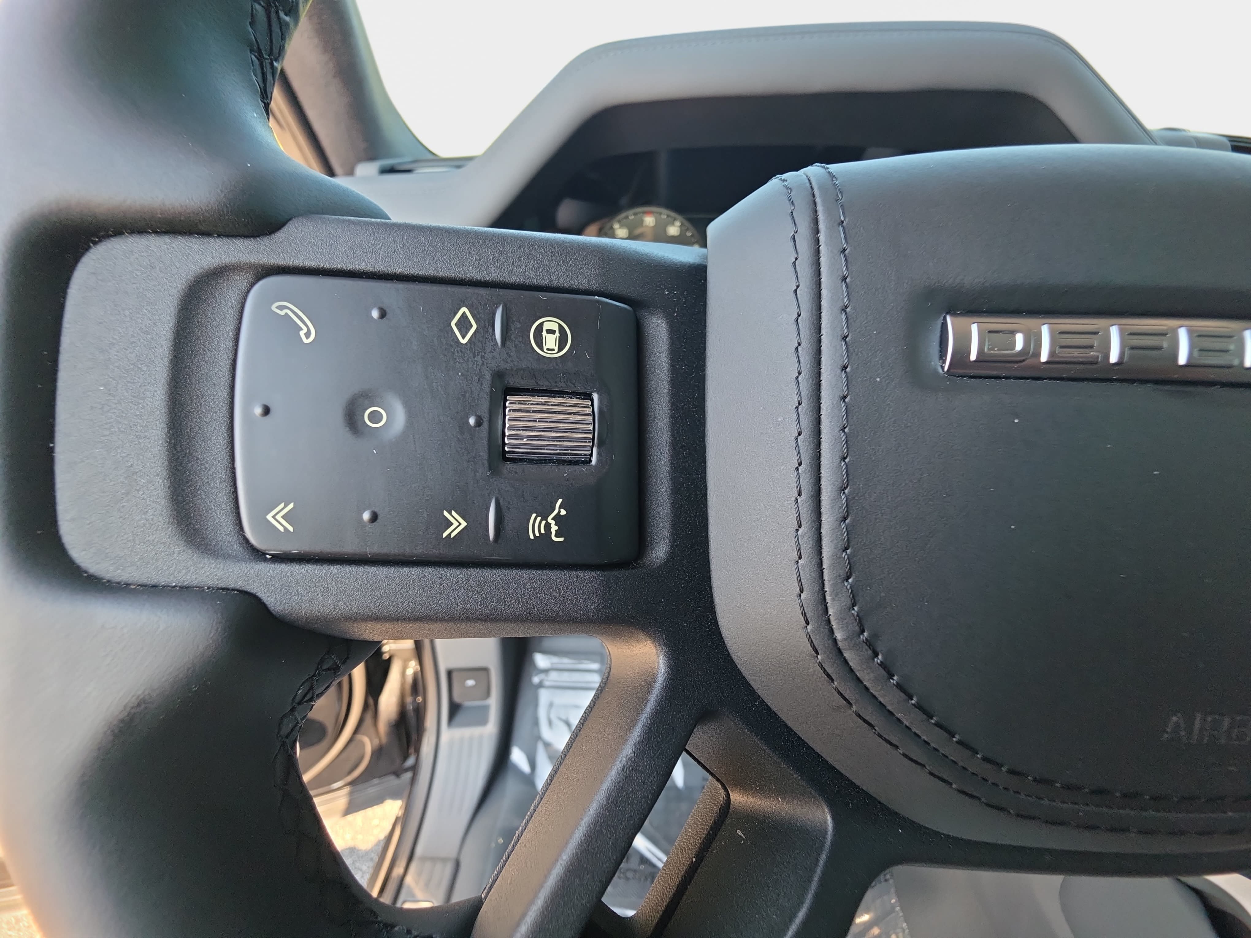 Used 2025 Land Rover Defender 110 V8 AWD/4WD image 16