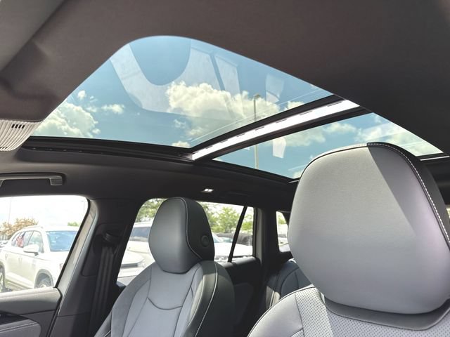 New 2026 Volkswagen Tiguan SE R-Line FWD image 18