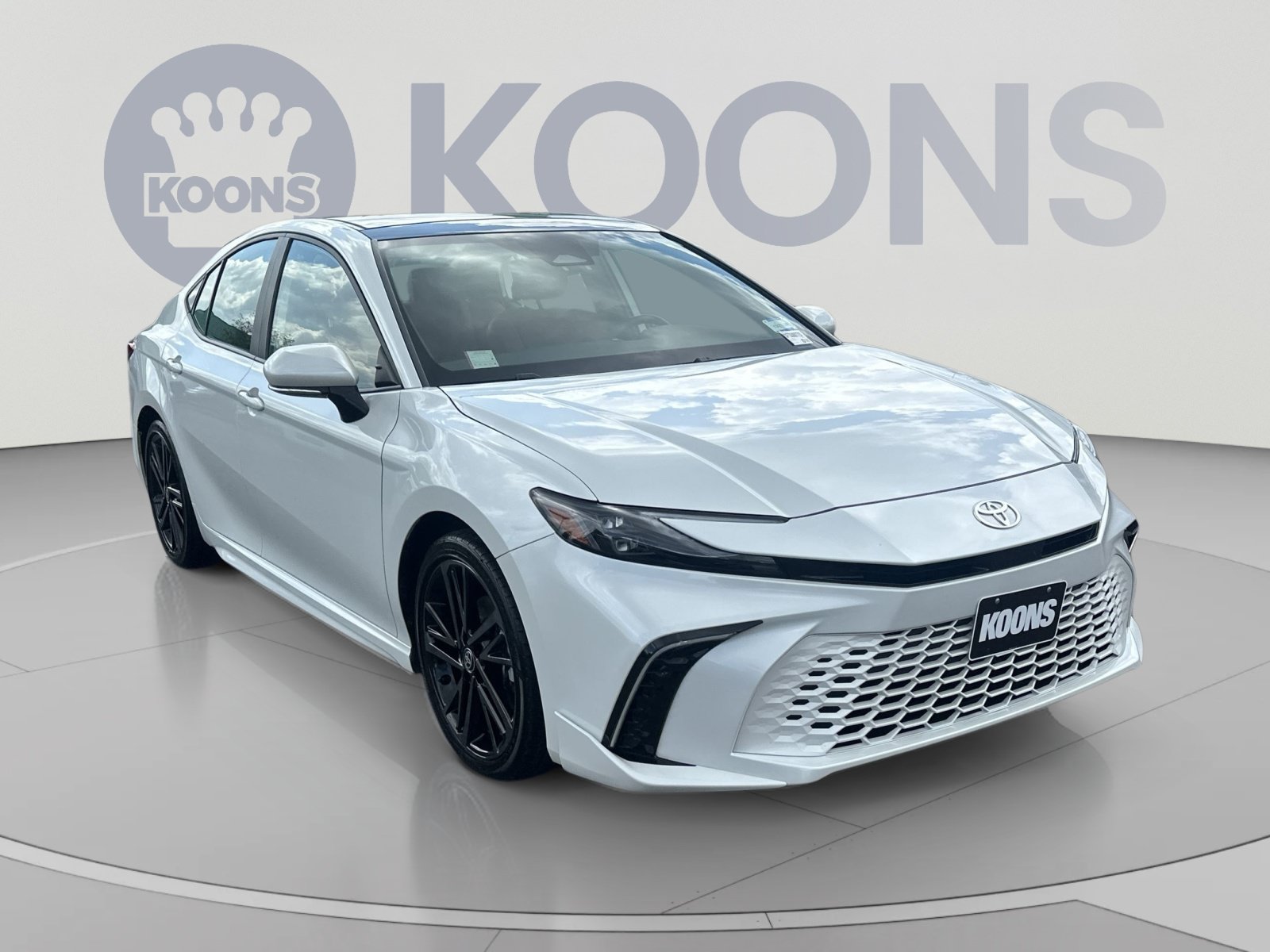 Used 2025 Toyota Camry XSE FWD image 2