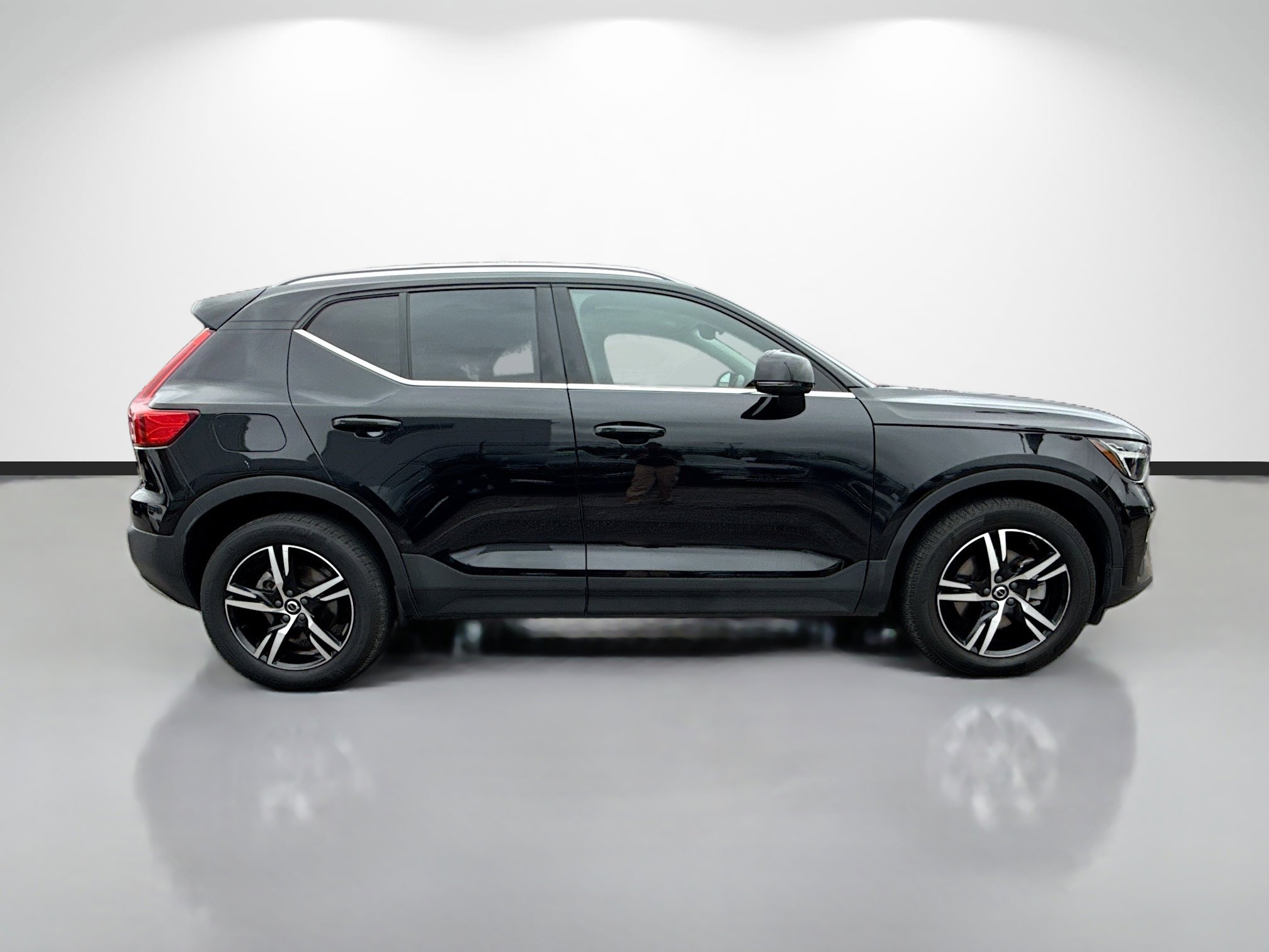 Used 2023 Volvo XC40 B5 Plus AWD/4WD image 2