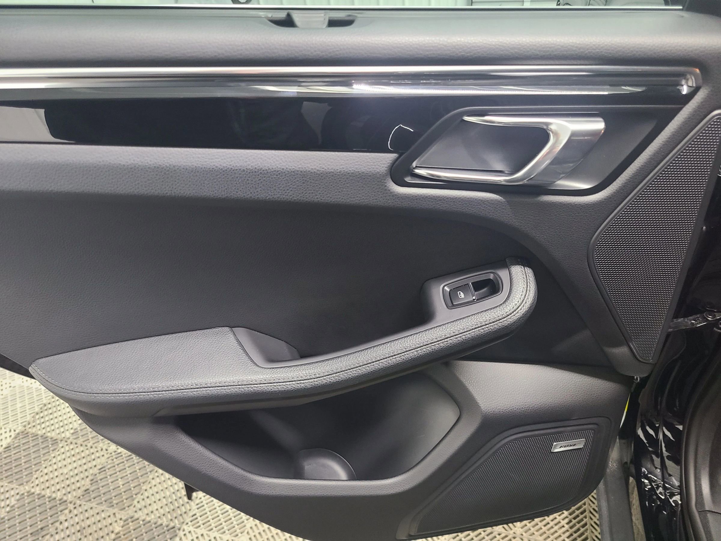 Used 2015 Porsche Macan S w/ Premium Package Plus image 37