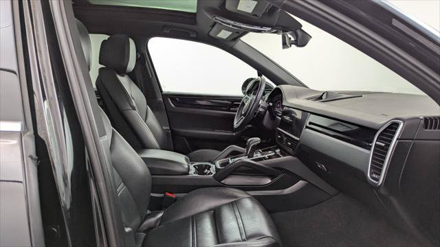 Used 2021 Porsche Cayenne w/ Premium Package AWD/4WD image 19