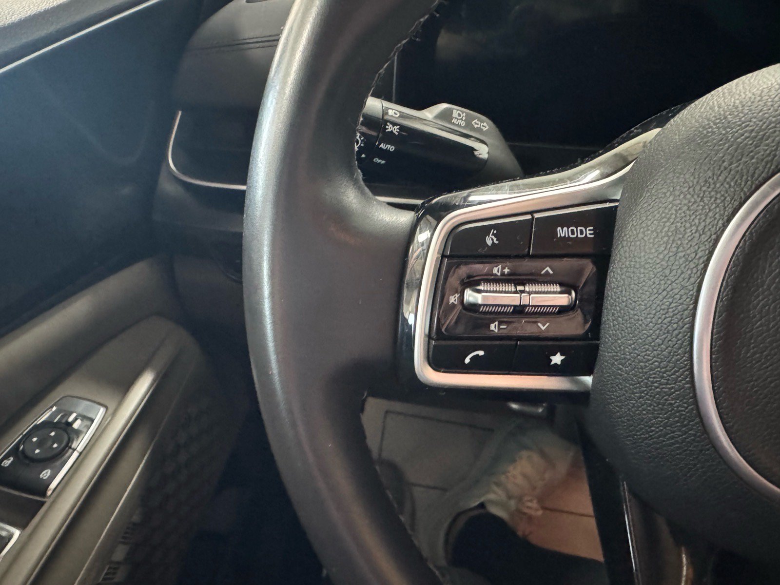 Used 2025 Kia Carnival FWD image 23