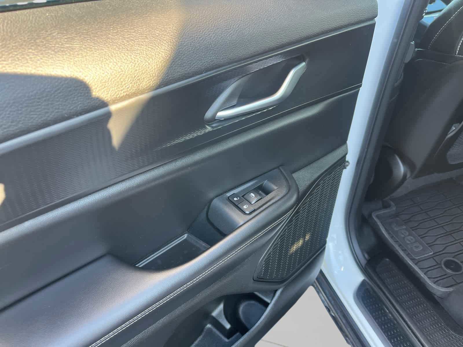 Used 2023 Jeep Grand Cherokee L Laredo image 26