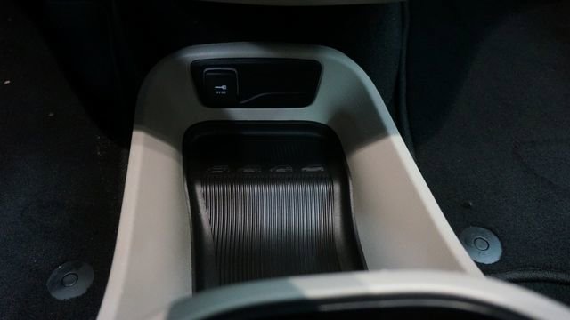 Used 2024 Chrysler Pacifica Touring-L image 21