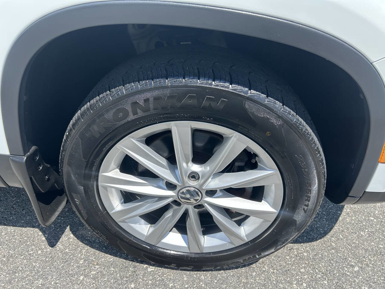 Used 2015 Volkswagen Tiguan SE image 14
