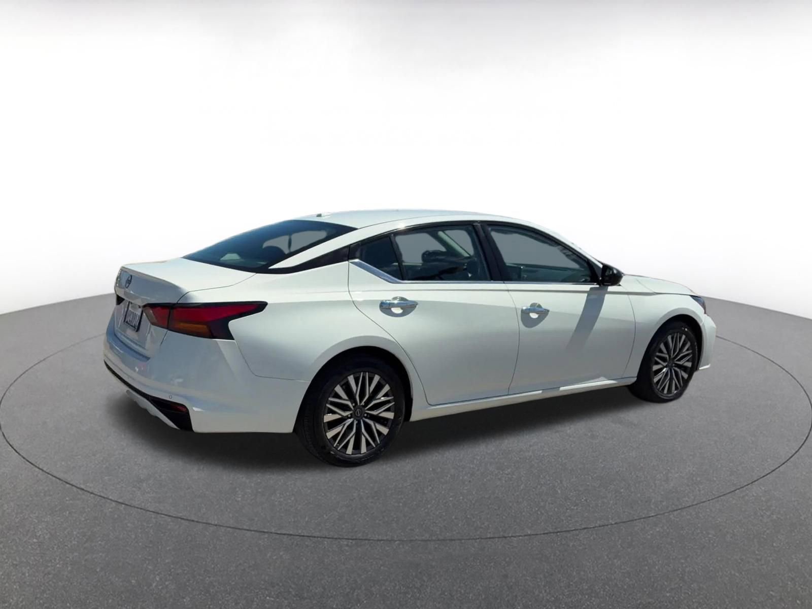 Used 2025 Nissan Altima 2.5 SV FWD image 15
