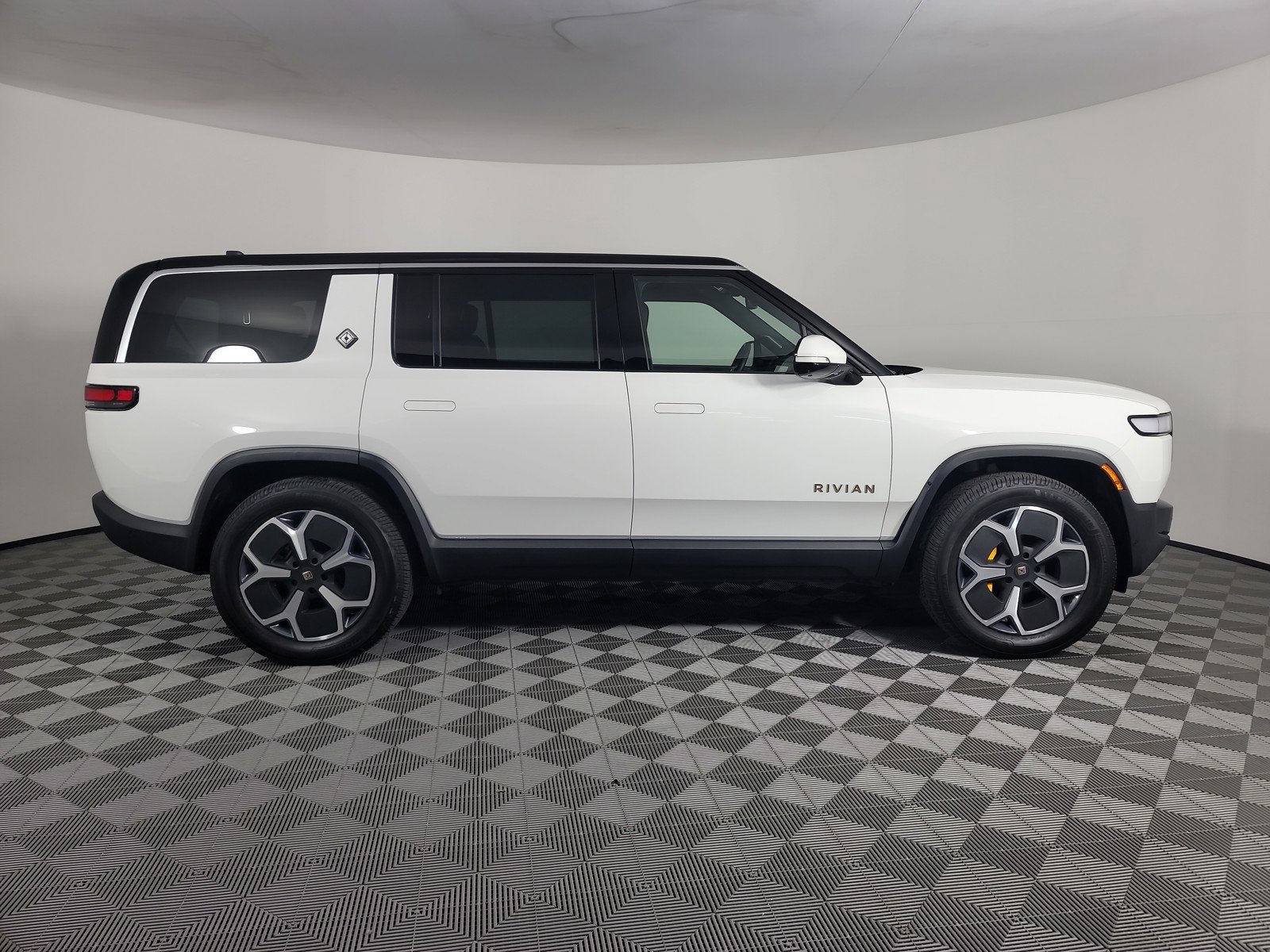 Used 2024 Rivian R1S Adventure image 6