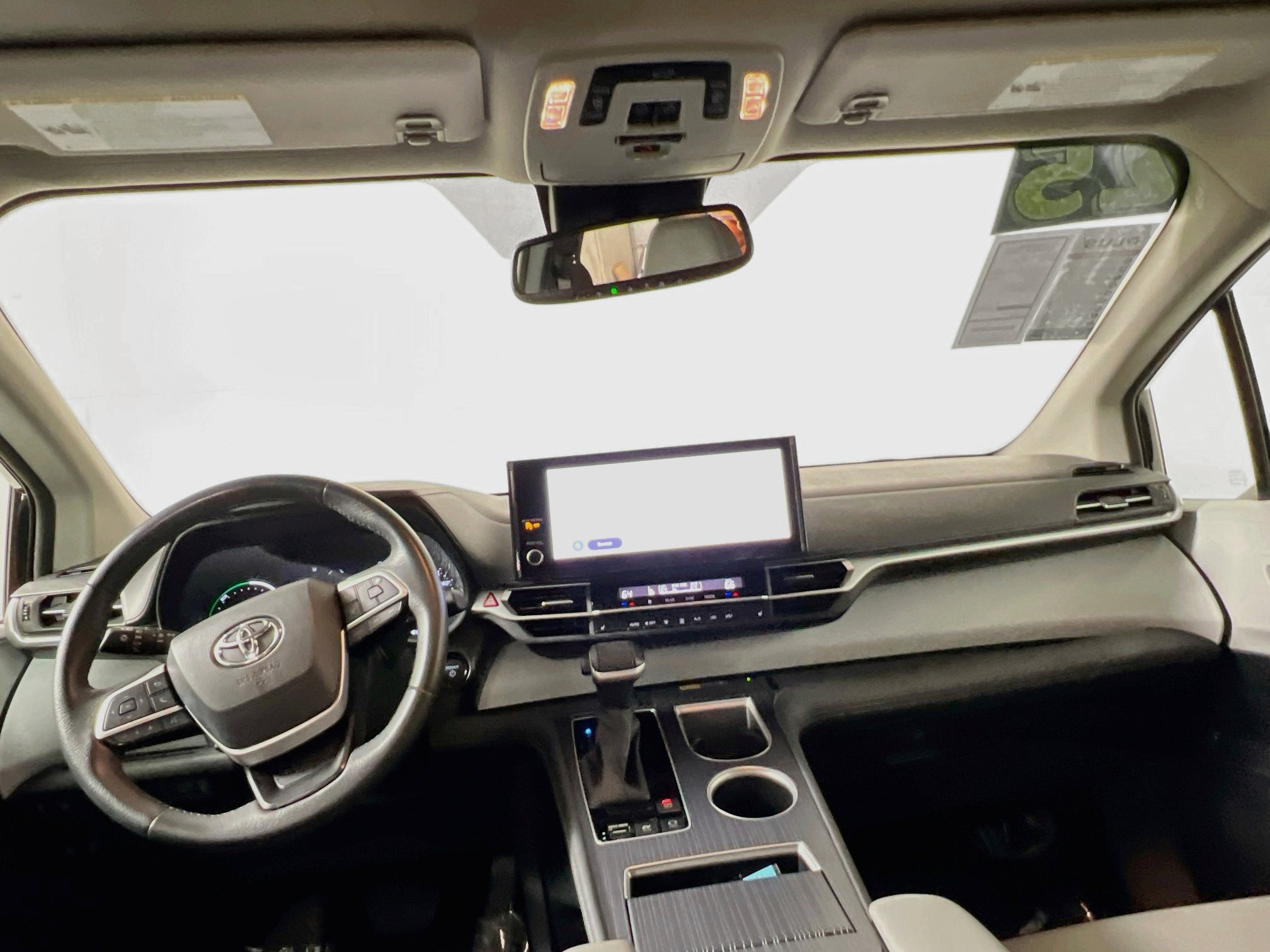 Used 2025 Toyota Sienna XLE FWD image 30