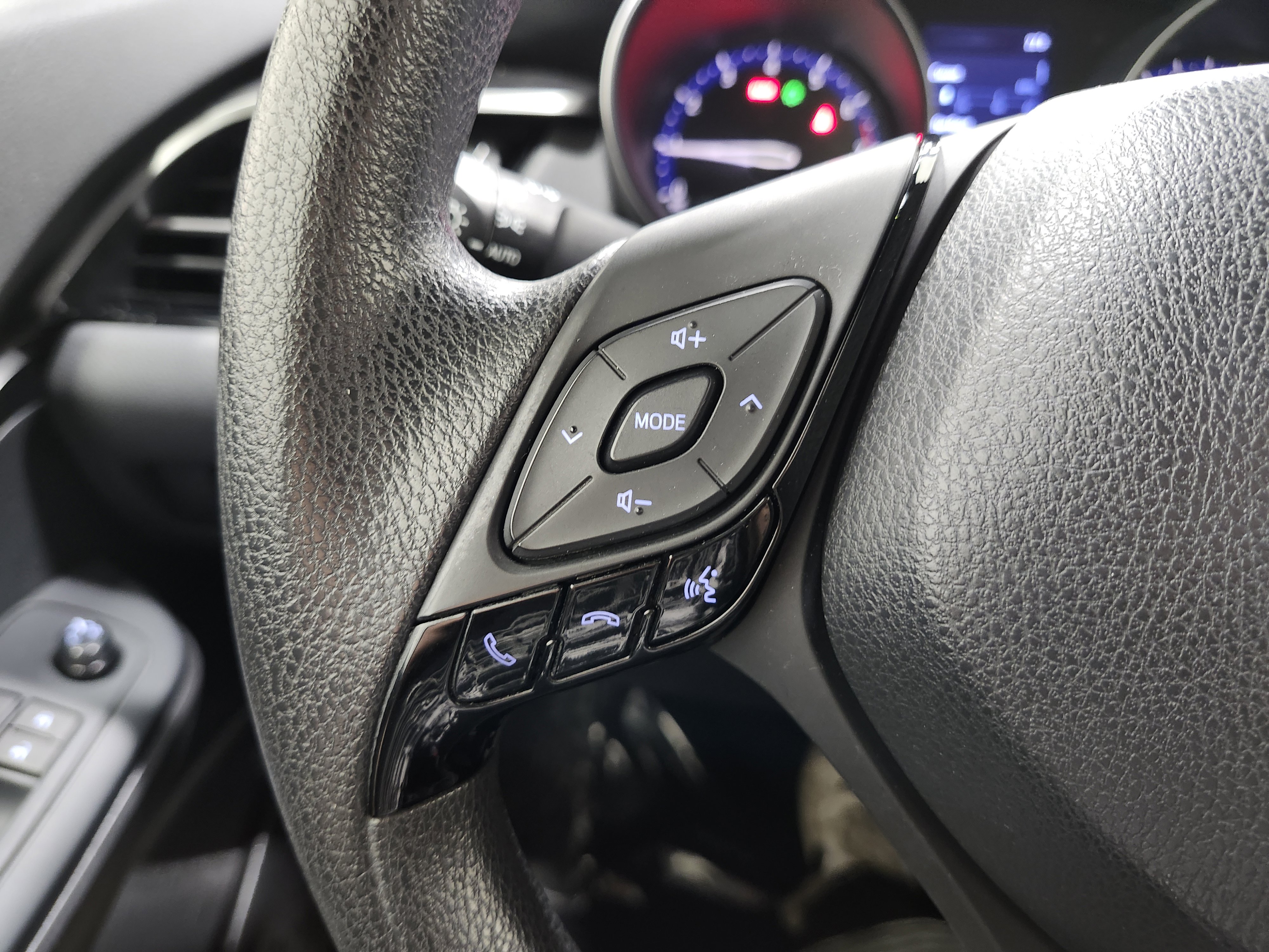 Used 2019 Toyota C-HR LE image 31