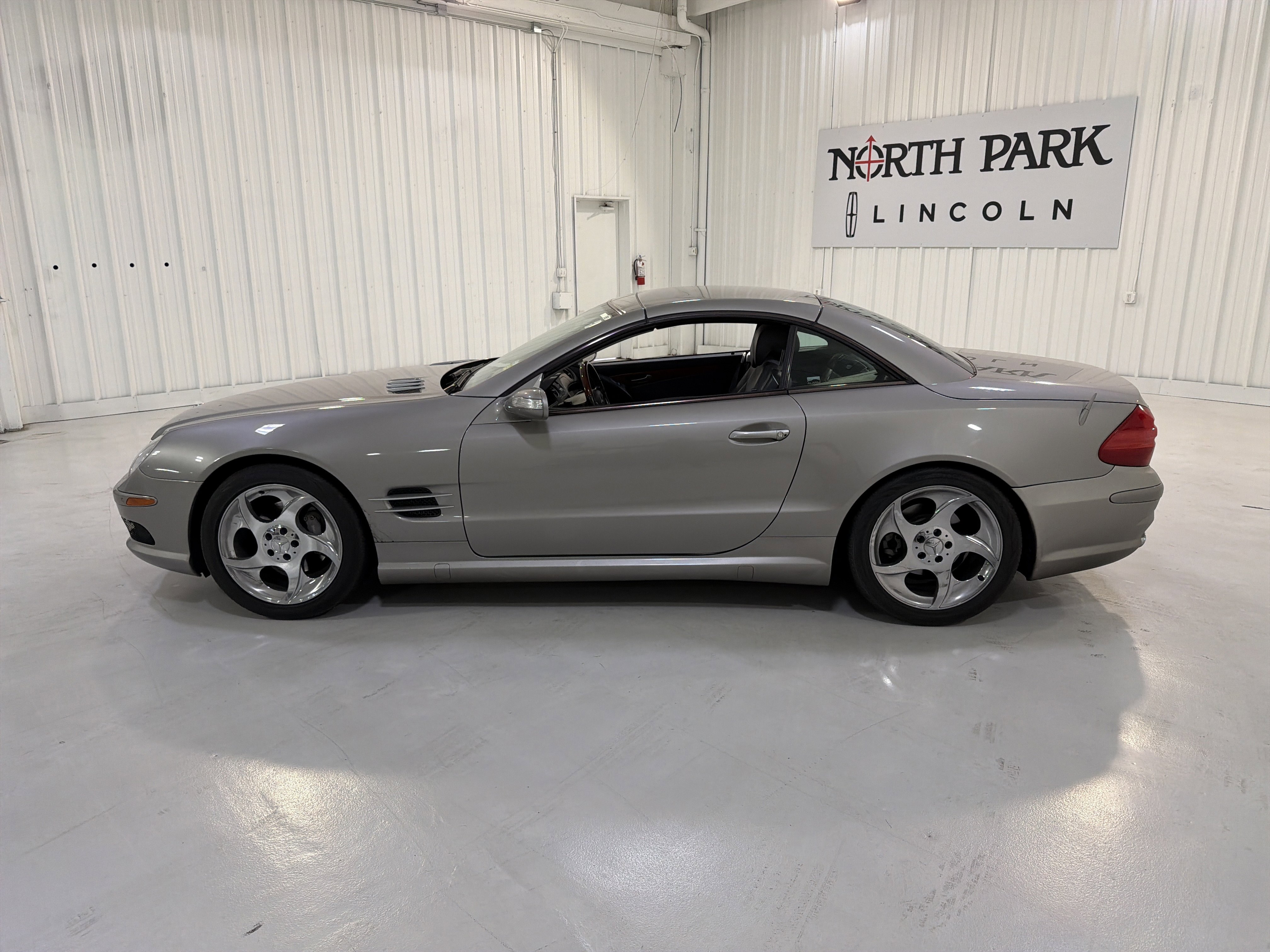 Used 2005 Mercedes-Benz SL 500 image 2