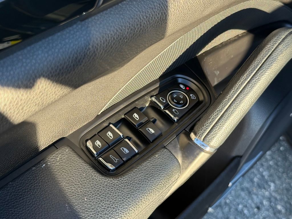 Used 2015 Porsche Cayenne S image 23