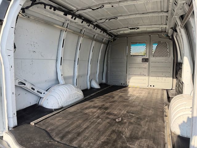 Used 2017 Chevrolet Express 2500 RWD image 30