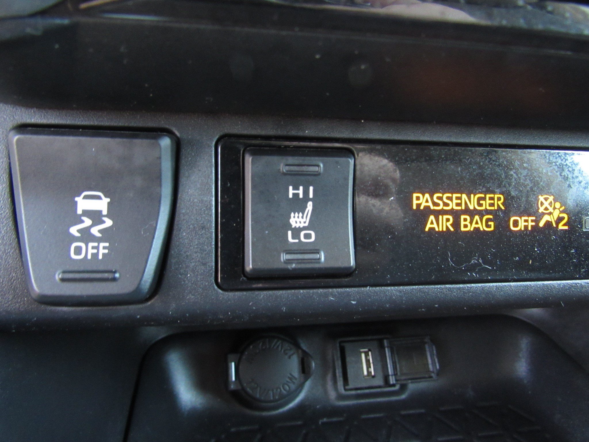 Used 2021 Toyota RAV4 XLE w/ XLE Grade Weather Package AWD/4WD image 21
