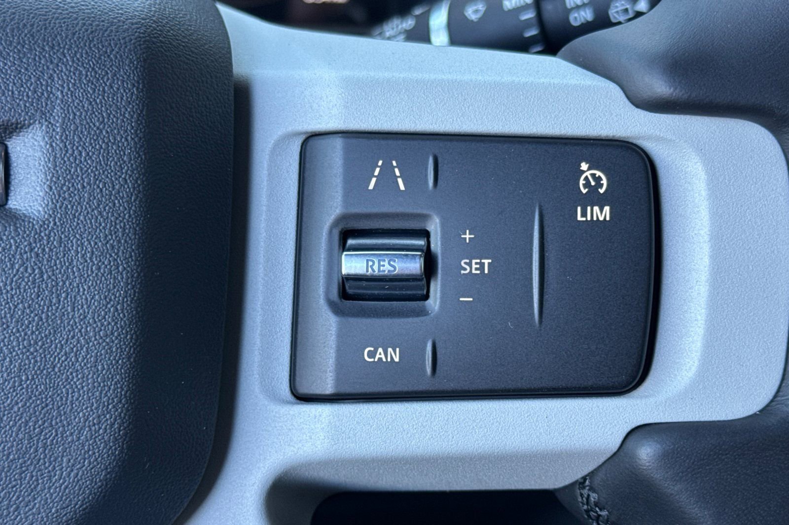 Used 2023 Land Rover Defender 110 X-Dynamic SE image 29