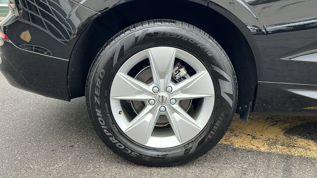 Used 2022 Volvo XC60 B5 Momentum w/ Climate Package image 11