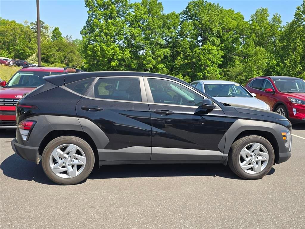 Used 2024 Hyundai Kona SE FWD image 2