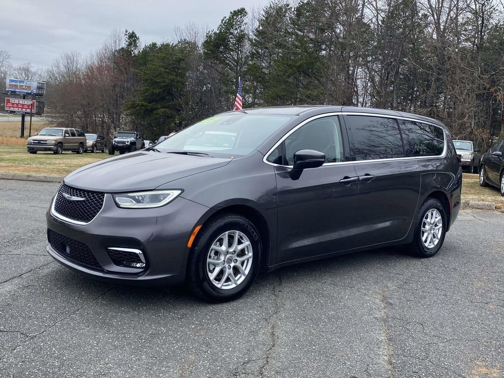 Used 2023 Chrysler Pacifica Touring-L image 1
