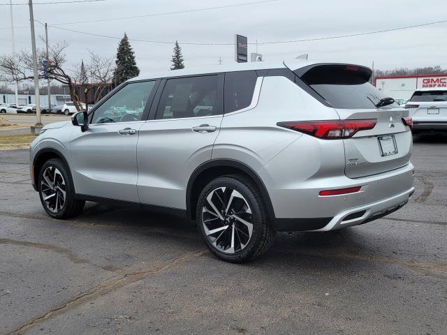 Used 2024 Mitsubishi Outlander SE image 3