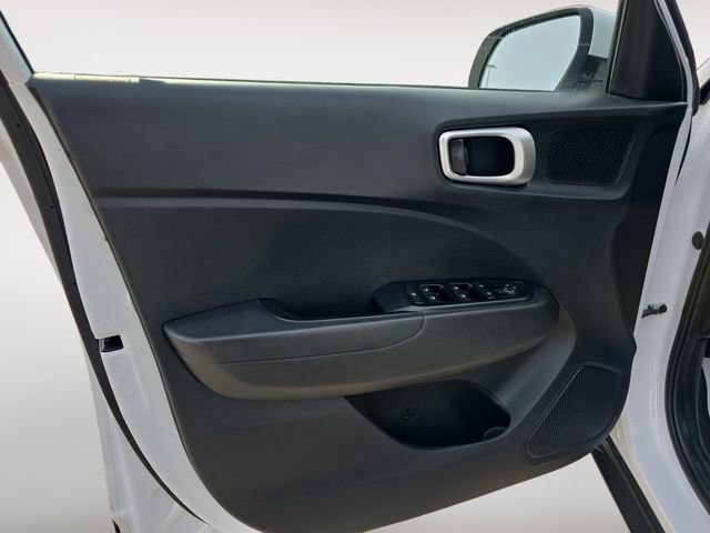 Used 2021 Hyundai Venue SE image 16