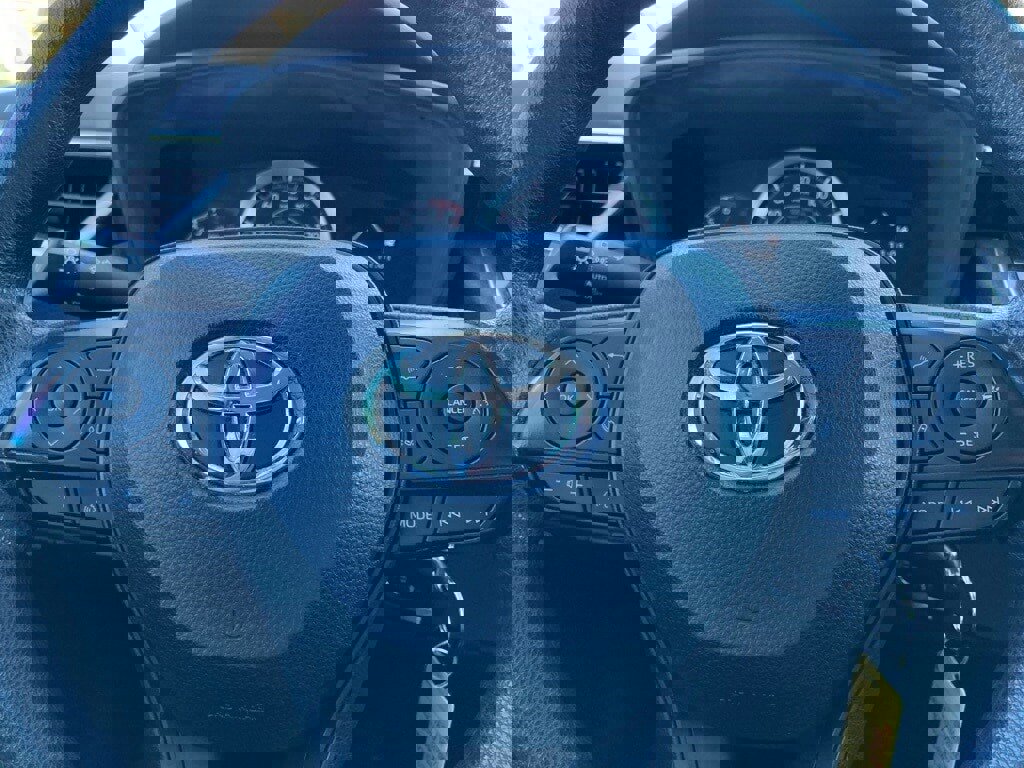 Used 2022 Toyota Corolla LE image 18