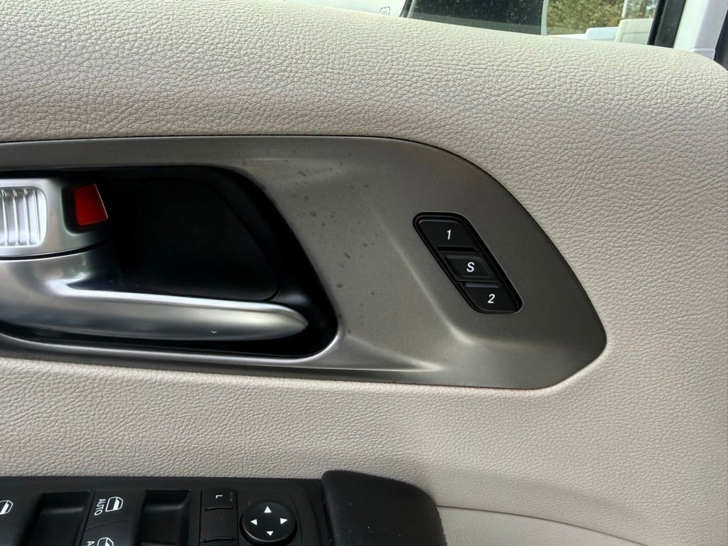 Used 2023 Chrysler Pacifica Touring-L FWD image 12