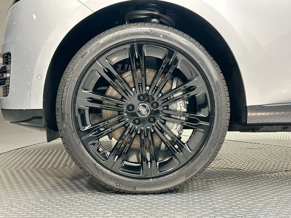 New 2025 Land Rover Range Rover SE image 5