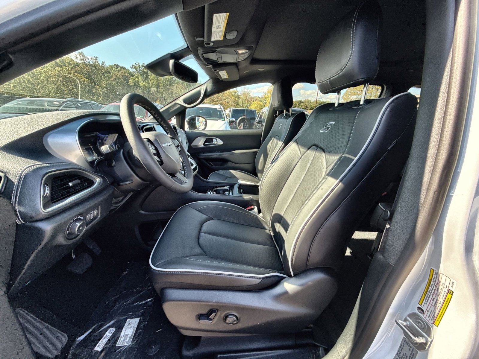 New 2026 Chrysler Pacifica Limited w/ S Appearance Package FWD image 13