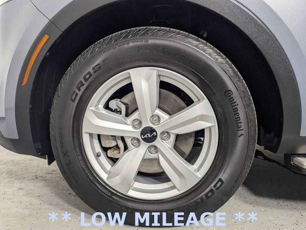 Used 2023 Kia Sorento LX FWD image 9