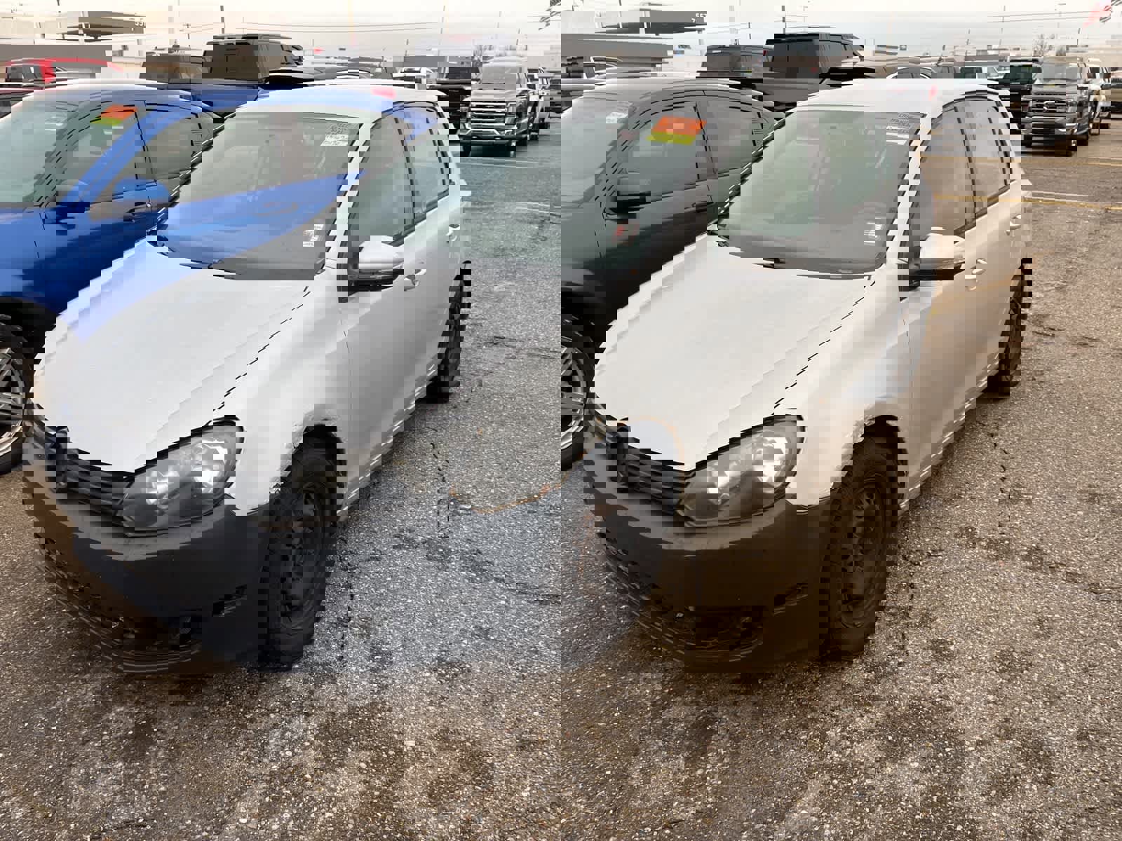 Used 2010 Volkswagen Golf 4-Door image 1