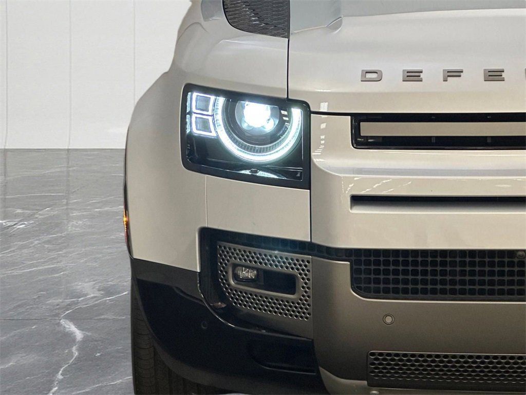 Used 2023 Land Rover Defender 110 X-Dynamic SE image 12