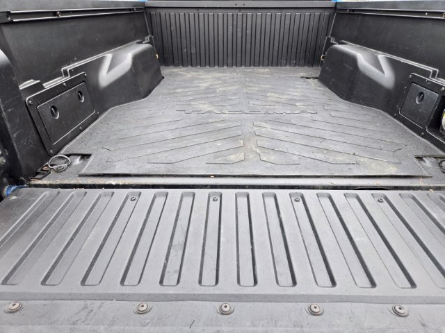 Used 2016 Toyota Tacoma TRD Sport w/ Premium & Technology Package AWD/4WD image 16