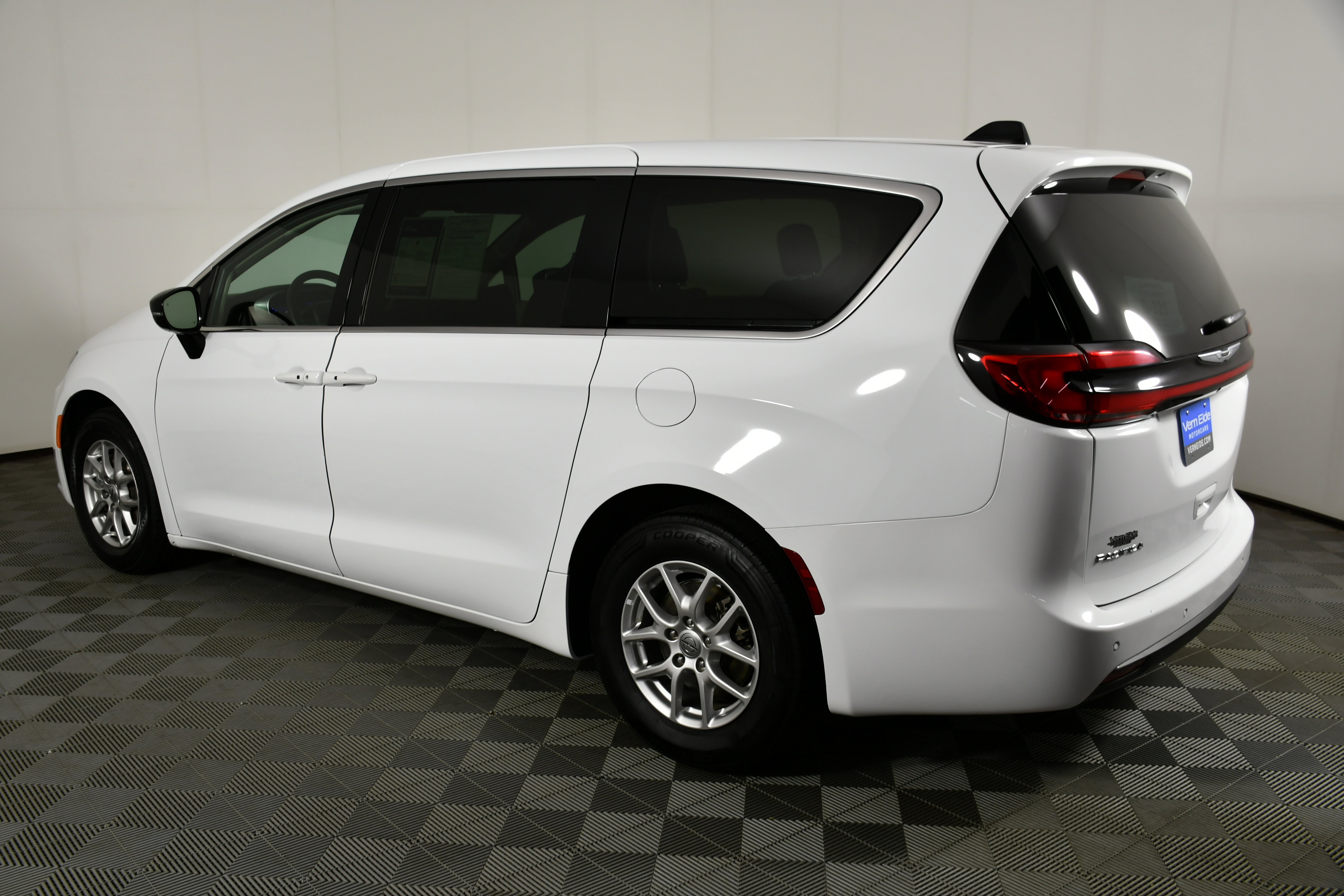 Used 2024 Chrysler Pacifica Touring-L image 8