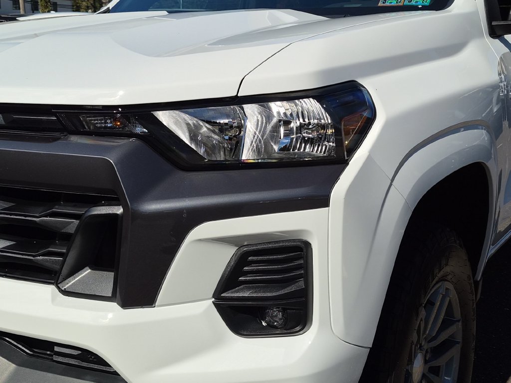 Used 2023 Chevrolet Colorado LT w/ LT Convenience Package II AWD/4WD image 3