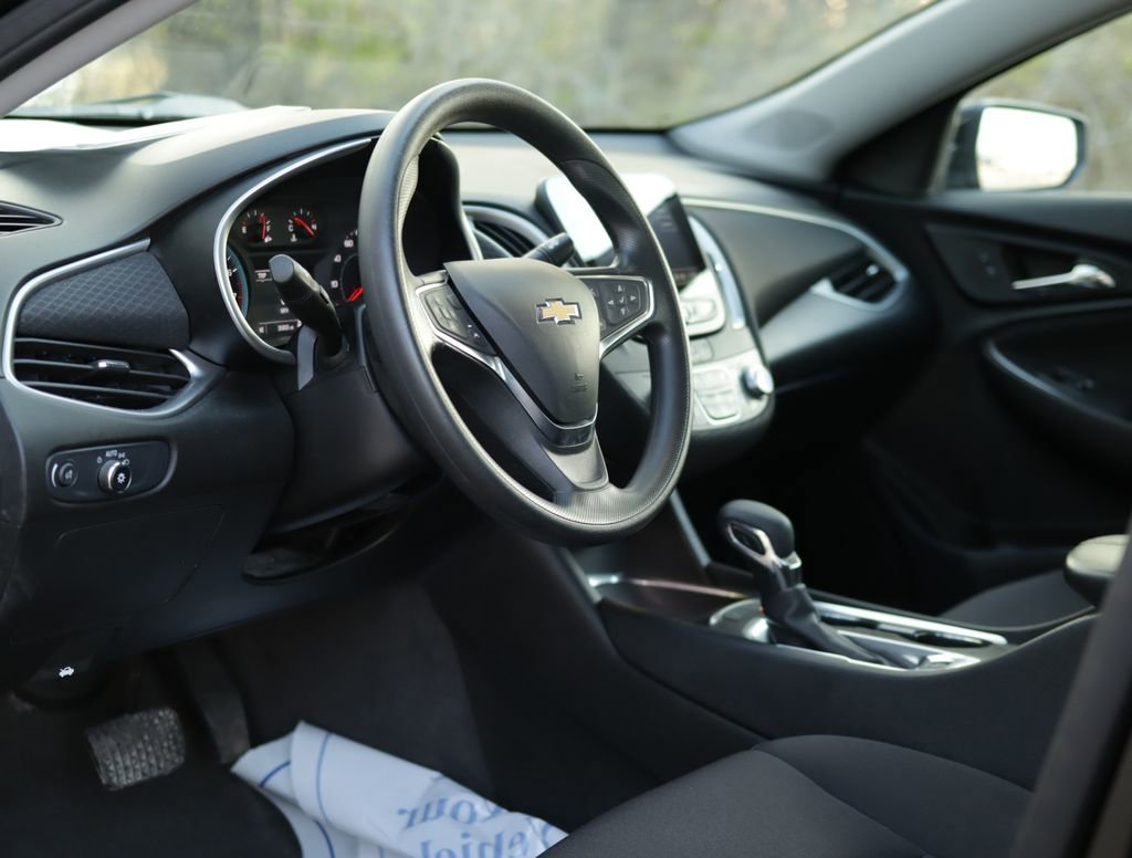 Used 2025 Chevrolet Malibu LT FWD image 9