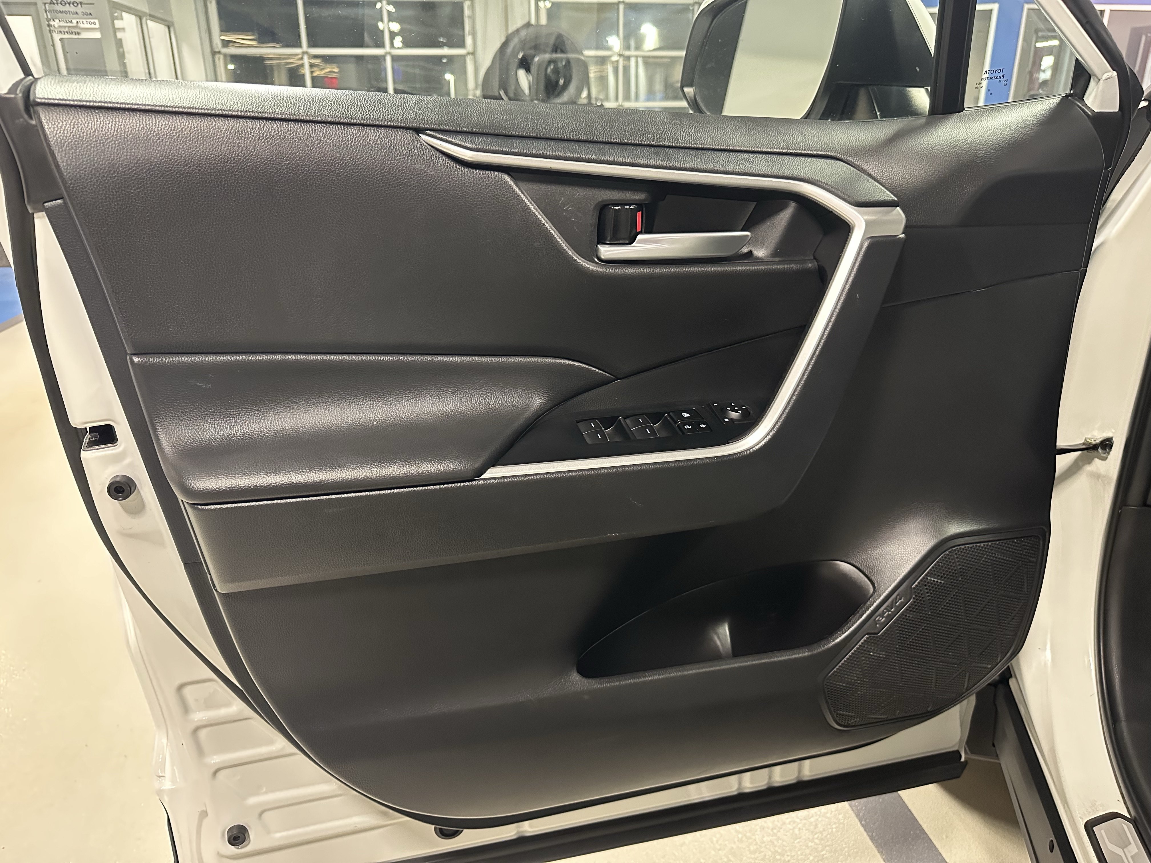 Used 2024 Toyota RAV4 XLE AWD/4WD image 19