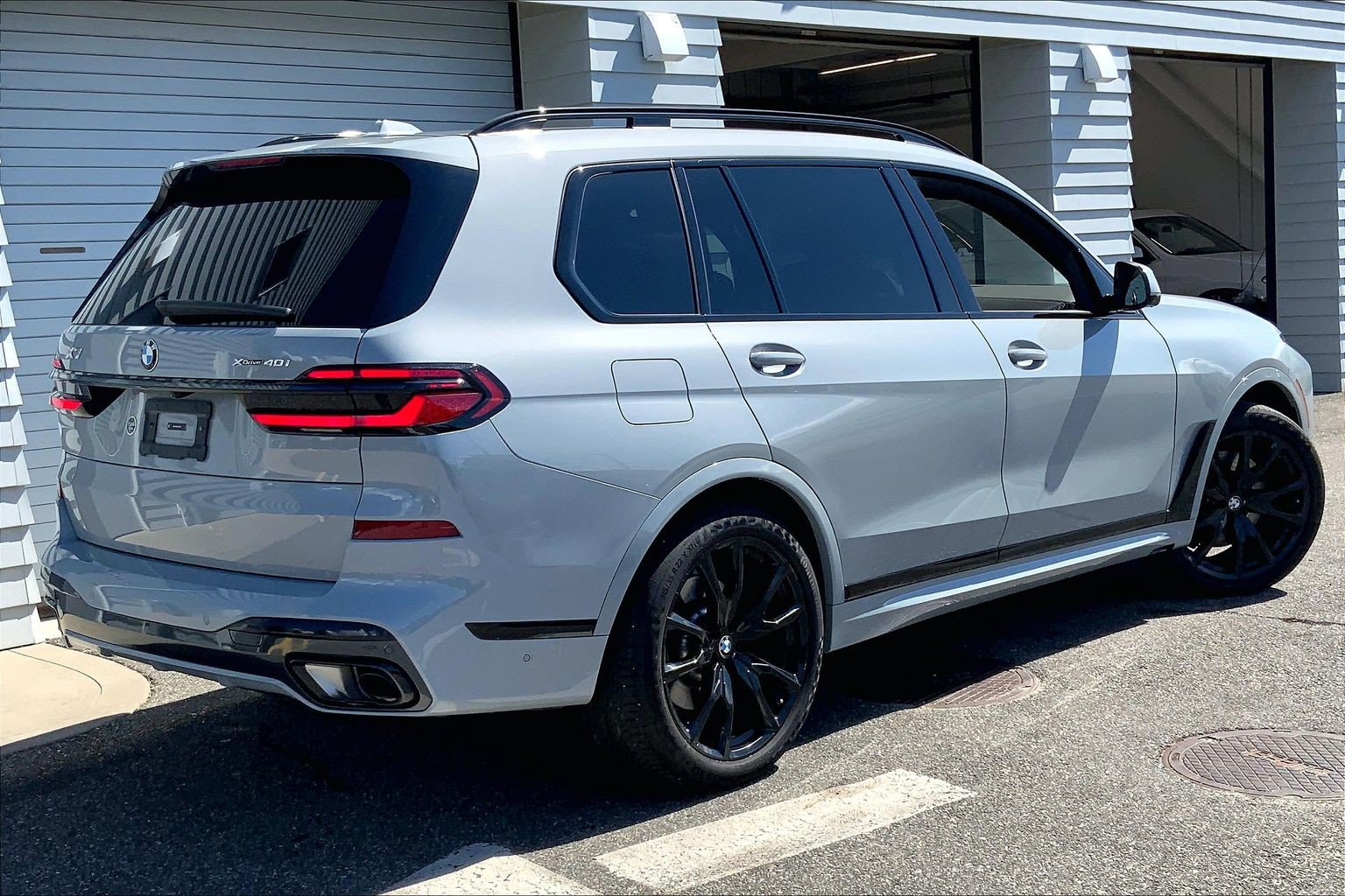 Used 2024 BMW X7 xDrive40i w/ M Sport Package AWD/4WD image 7