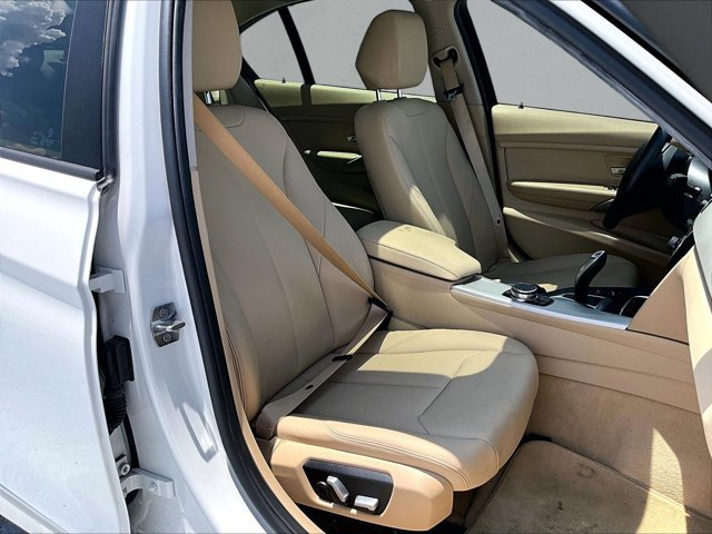 Used 2016 BMW 320i Sedan RWD image 9