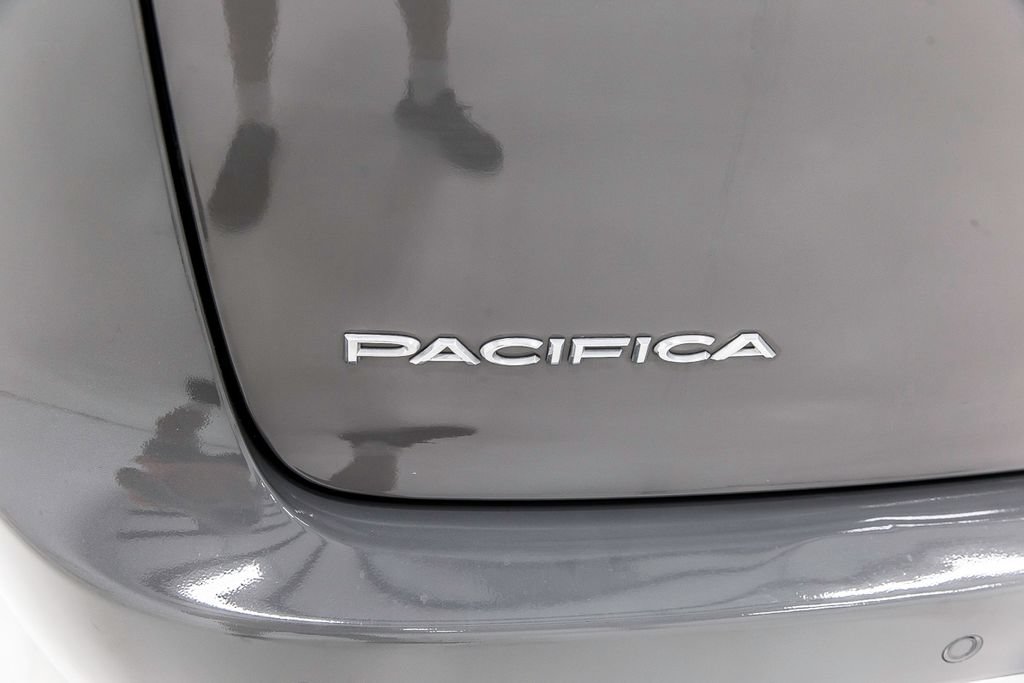 Used 2022 Chrysler Pacifica Touring-L FWD image 4