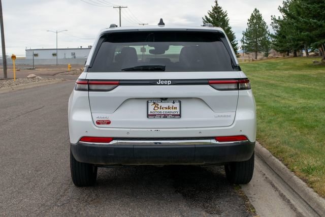 Used 2023 Jeep Grand Cherokee Laredo AWD/4WD image 5