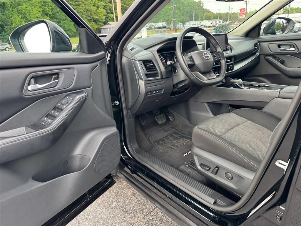 Certified 2025 Nissan Rogue SV FWD image 14