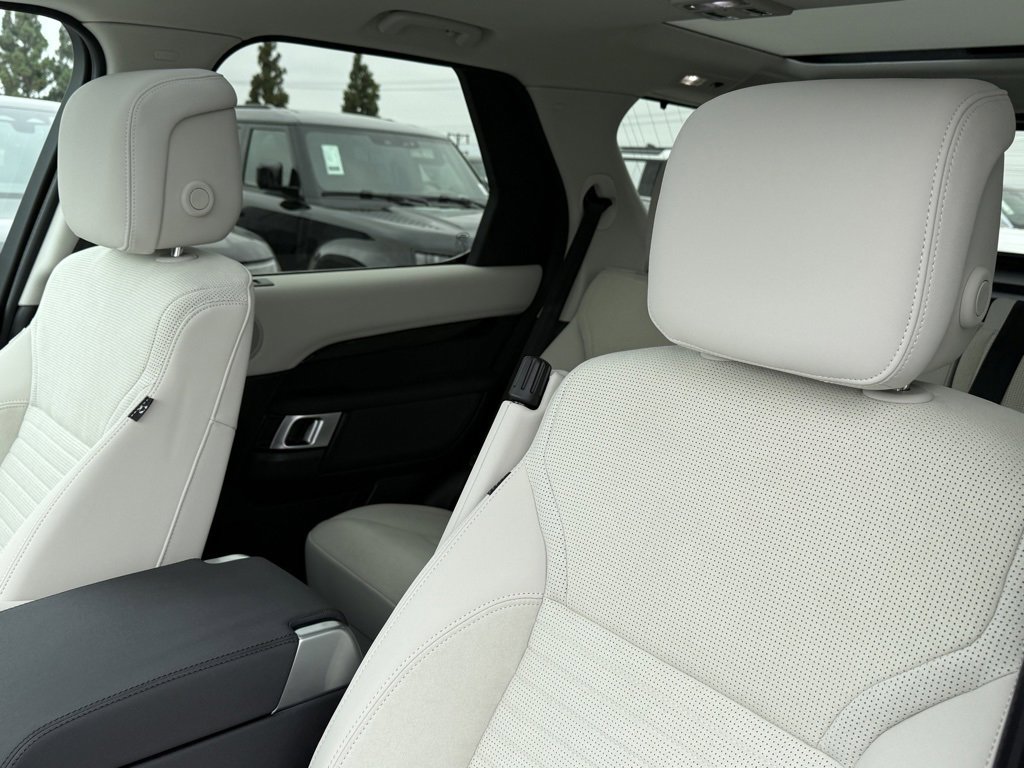 New 2025 Land Rover Discovery S image 13