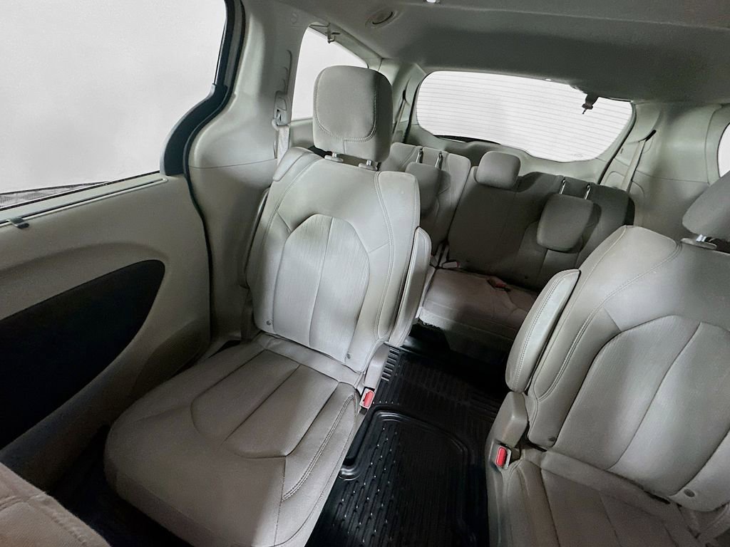Used 2020 Chrysler Pacifica Touring image 12