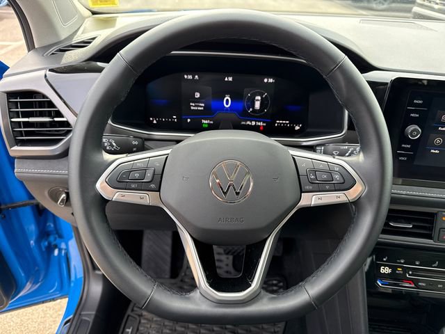 Certified 2025 Volkswagen Taos SE image 14