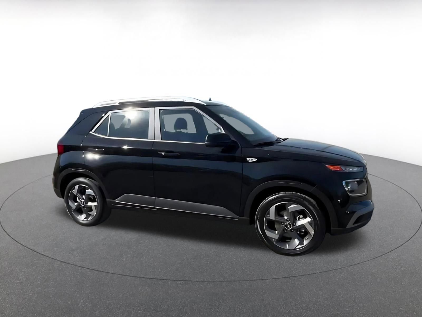 Used 2025 Hyundai Venue SEL FWD image 2